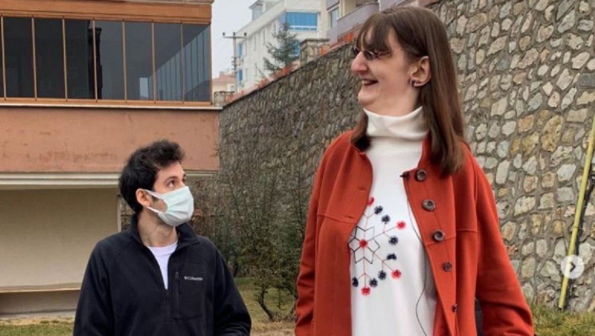 FOTO // Cea mai înaltă femeie din lume este din Turcia, are 24 de ani şi peste 2,15 metri