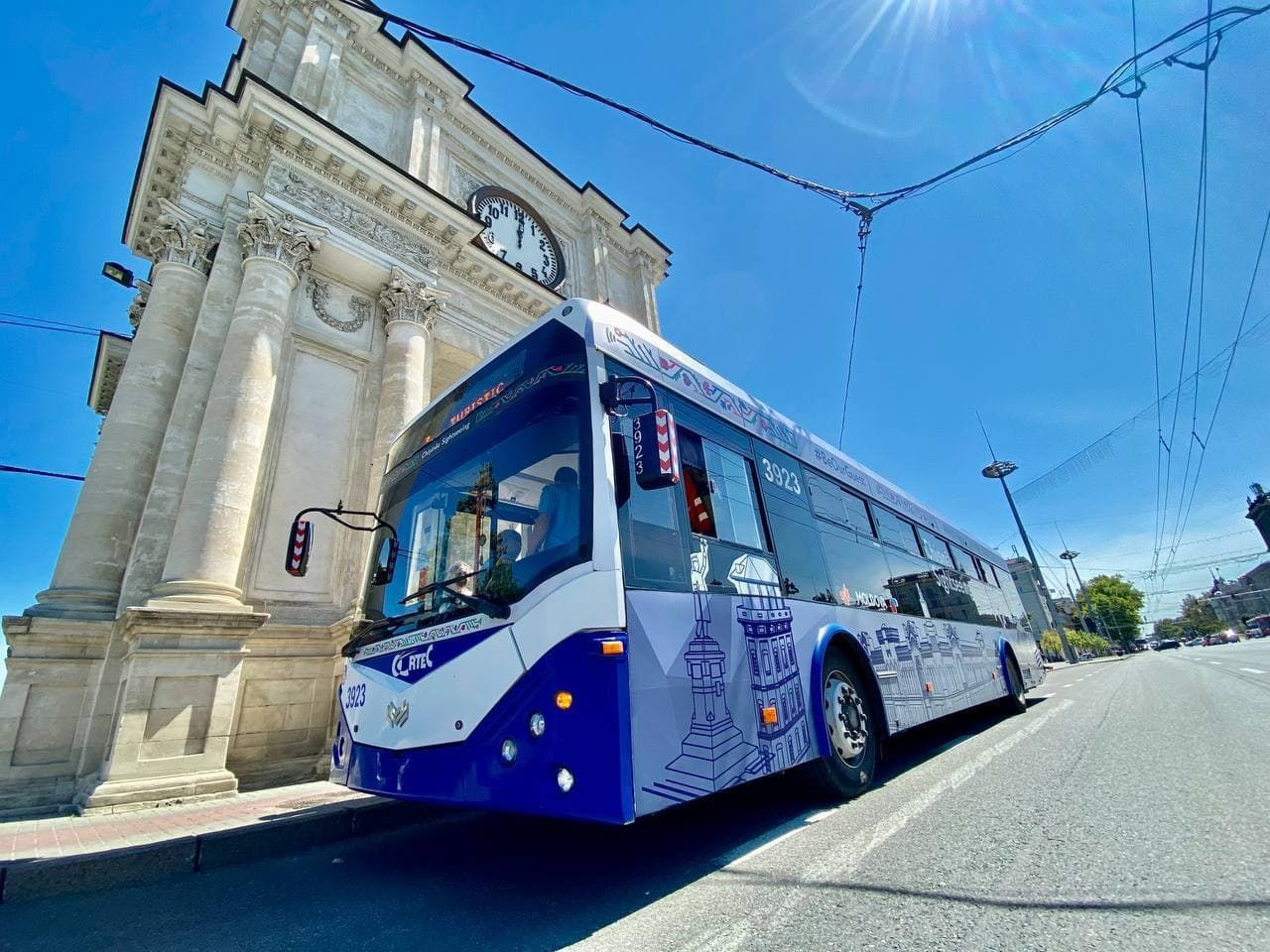 De Hramul Orașului puteți face o călătorie cu troleibuzul turistic. Prețul pentru o excursie este de 30 de lei