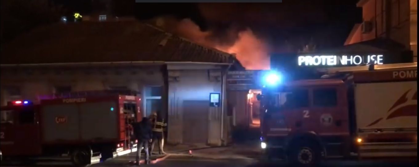 VIDEO // Casă cuprinsă de flăcări în centrul Chișinăului. Pompierii au intervenit la fața locului