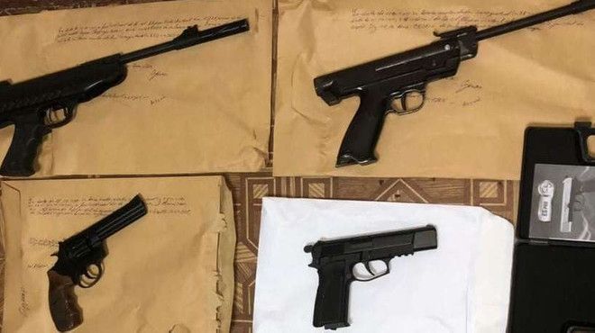 7 arme neletale deținute ilegal și cinci persoane deconspirate în timp ce le vindeau pe internet