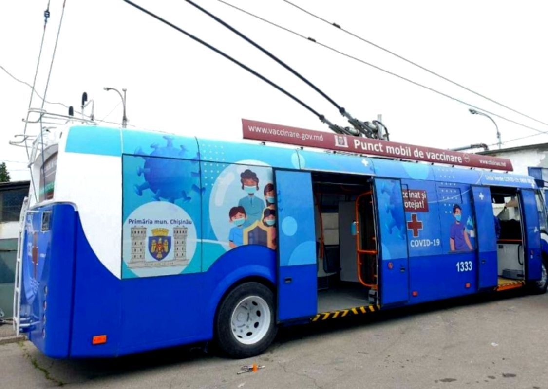 Punctele mobile de vaccinare continuă să activeze și în luna noiembrie. Unde vor staționa astăzi troleibuzul și autobuzul