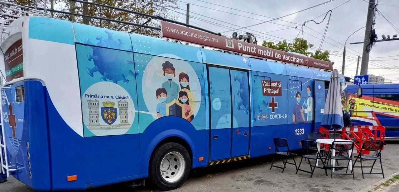 Punctele mobile de vaccinare continuă să activeze și în luna noiembrie. Unde vor staționa astăzi troleibuzul și autobuzul
