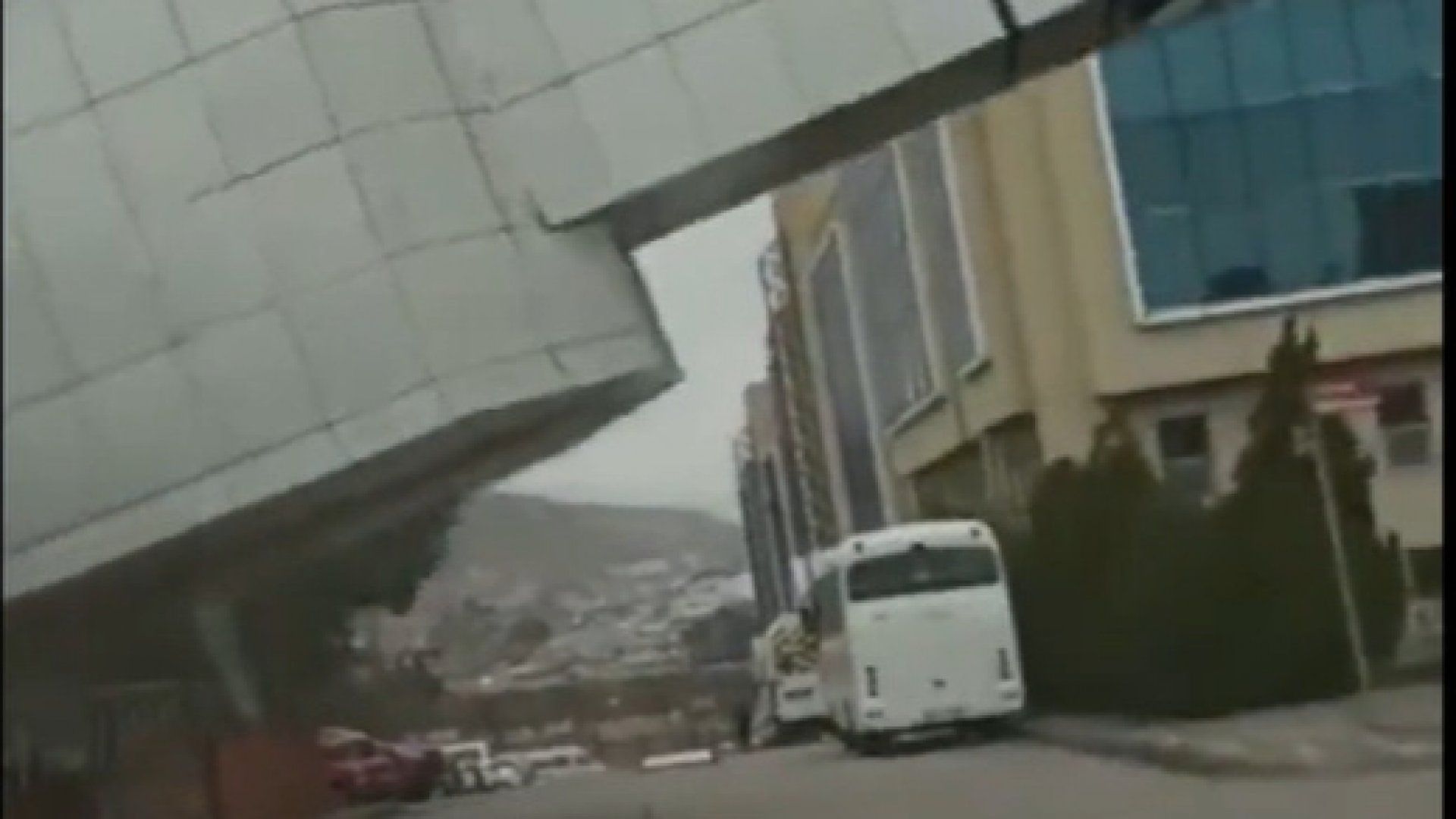 VIDEO: Imagini dezolante la Istanbul. Cel puțin două persoane au decedat, în urma unui uragan devastator