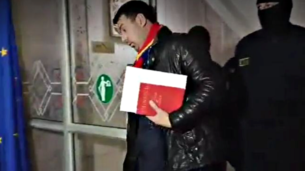 VIDEO LI-BER-TA-TE! Momentul în care Vasile Costiuc este escortat la Judecătoria Chișinău. Primele declarații!