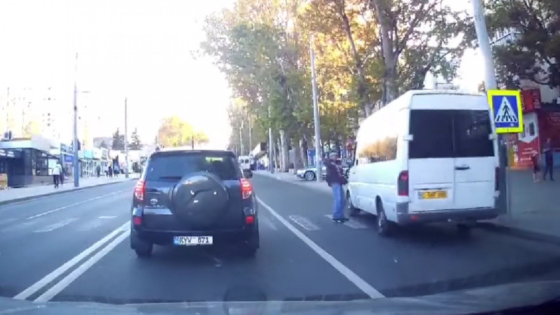 Chișinău: La un pas de a fi spulberat de un microbuz pe trecerea pentru pietoni