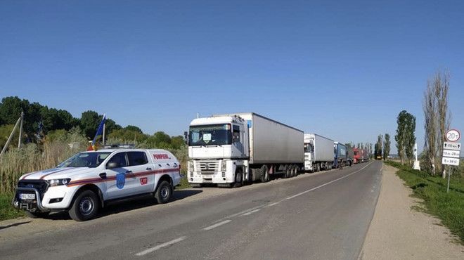 Opt camioane cu ajutoare umanitare, escortate de IGSU în Ucraina