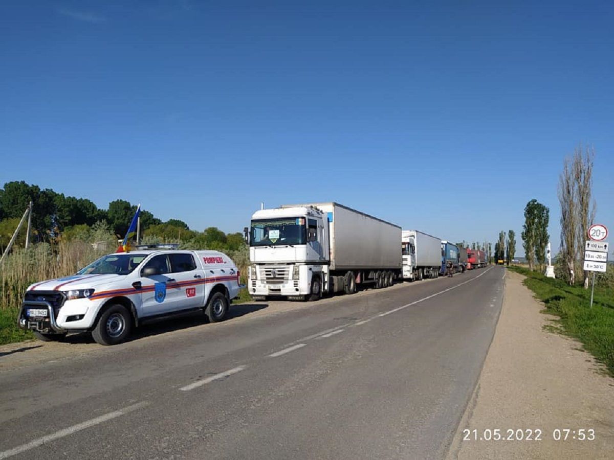 Opt camioane cu ajutoare umanitare, escortate de IGSU în Ucraina