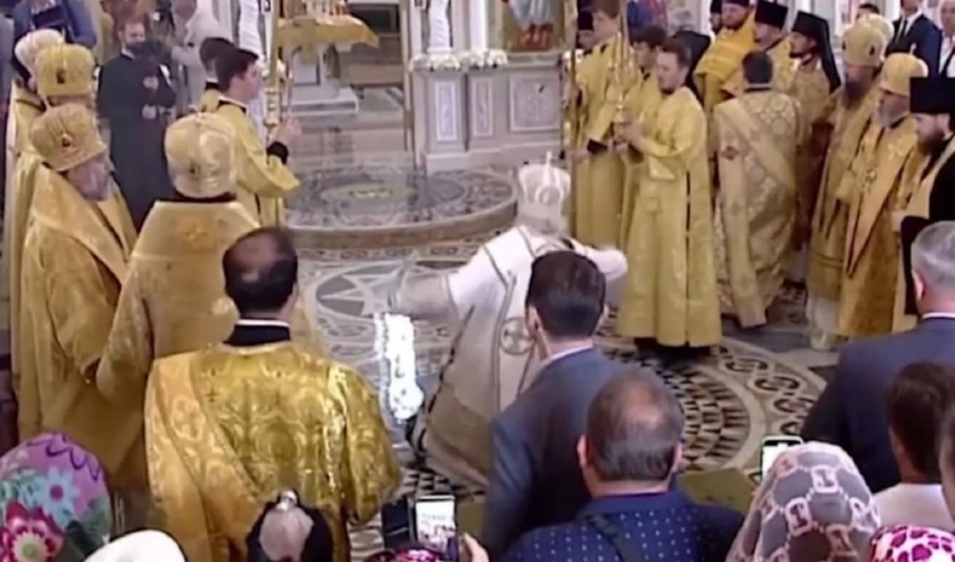 VIDEO // Patriarhul Kirill al Rusiei a căzut în timpul unei liturghii în Novorosiisk