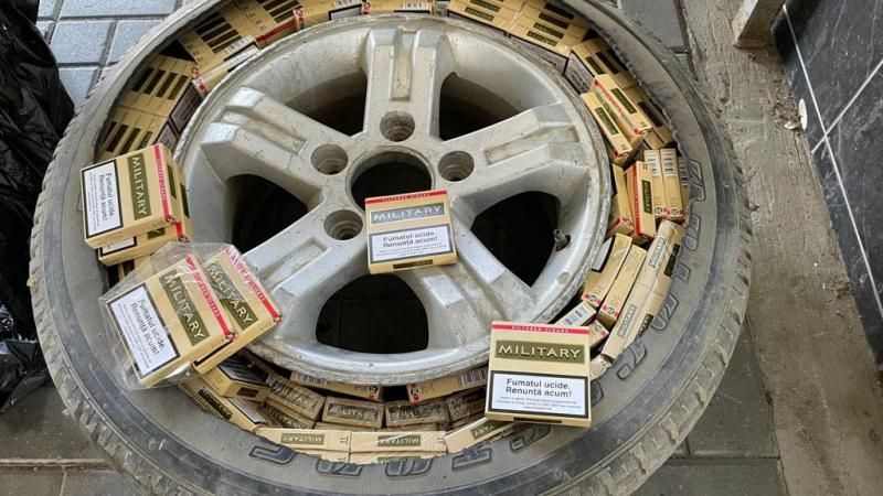 310 pachete de țigări ascunse în roata de rezervă a unei mașini, depistate la PTF Leușeni