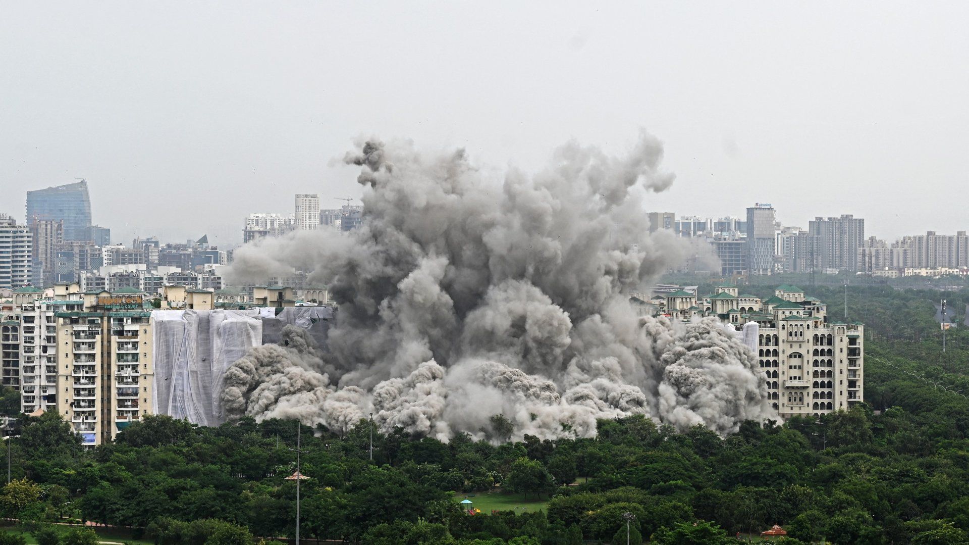 VIDEO: Doi zgârie-nori construiţi ilegal, demolaţi în 9 secunde; Momentul în care turnurile gemene din India se prăbuşesc