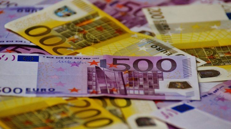 Euro, la nivelul minim din ultimii 20 de ani; Moneda europeană a coborât astăzi sub 0,99 dolari