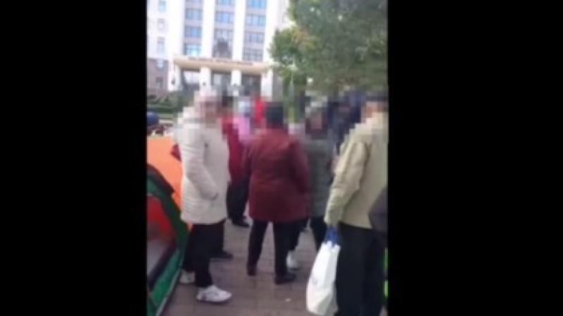 VIDEO | O polițistă a fost agresată de către o participantă la acțiunea de protest organizată de partidul Șor. Pe acest caz a fost inițiat un proces penal