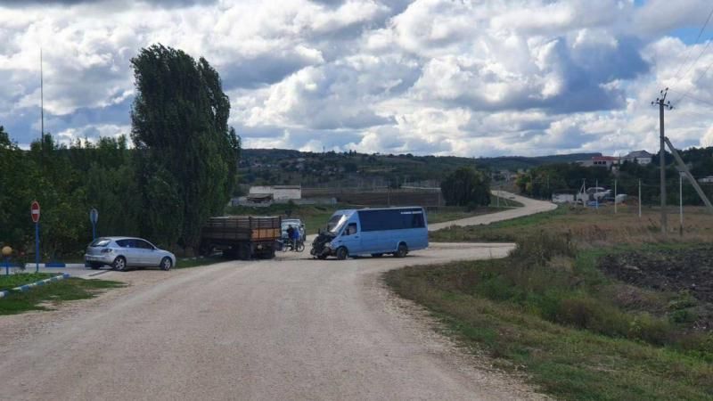 FOTO // Accident rutier la Căușeni cu implicarea unui microbuz de linie