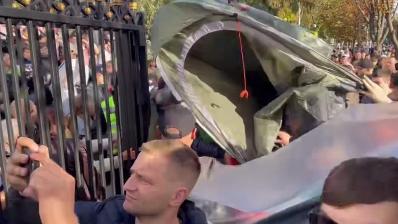 VIDEO: Altercație în fața clădirii Președinției, protestatarii au instalat corturi pe trotuar; Unei femei i s-a făcut rău