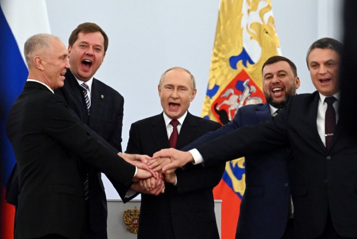 Moment penibil cu Putin și liderii proruși din Ucraina la finalul ceremoniei de anexare