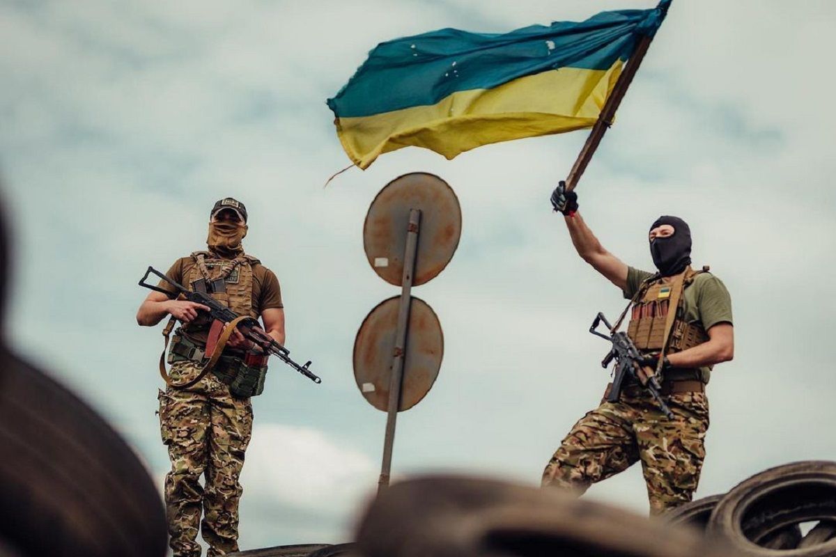 VIDEO | Momentul când soldații ucraineni ridică steagul în orașul Liman, în care militarii ruși au fost încercuiți