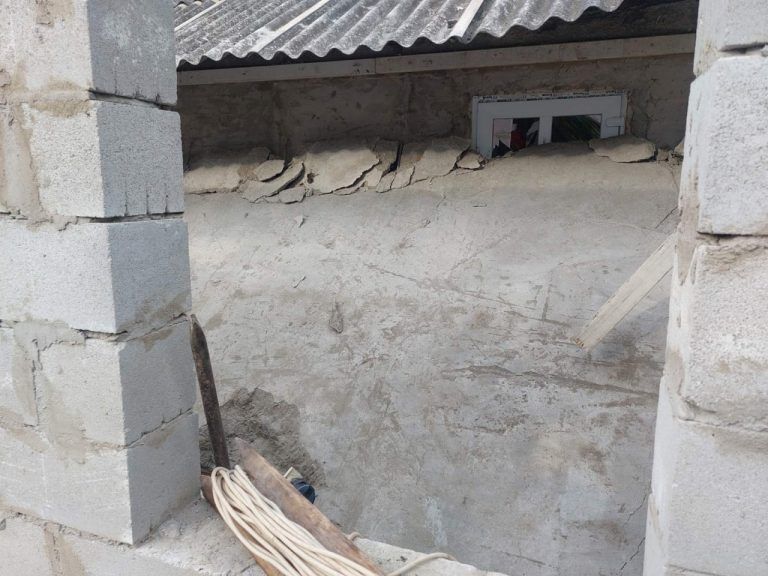 Clipe de groază pentru un bărbat din Criuleni: A rămas blocat sub o placă de beton; Au intervenit trei echipaje de salvatori
