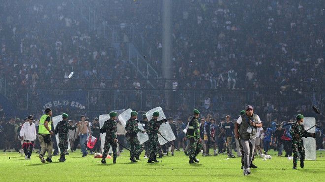 Cel puţin 129 de persoane au murit după o revoltă la un meci de fotbal din Indonezia