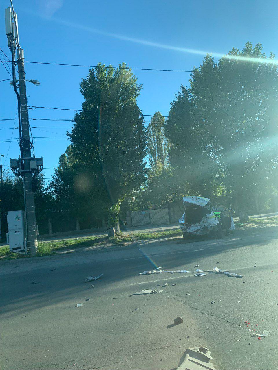 O mașină de poliție, făcută zob într-o intersecție din capitală: A fost lovită violent din spate de o Skoda