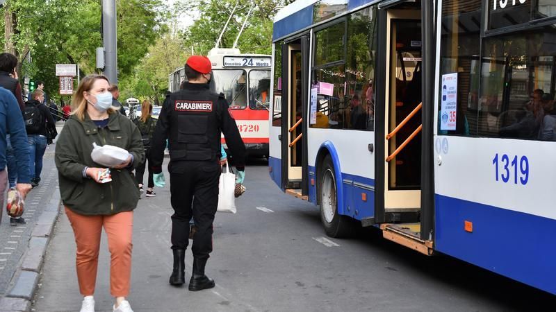 VIDEO // Chișinău: Un tânăr, reținut pentru jaful unei fete în plină stradă