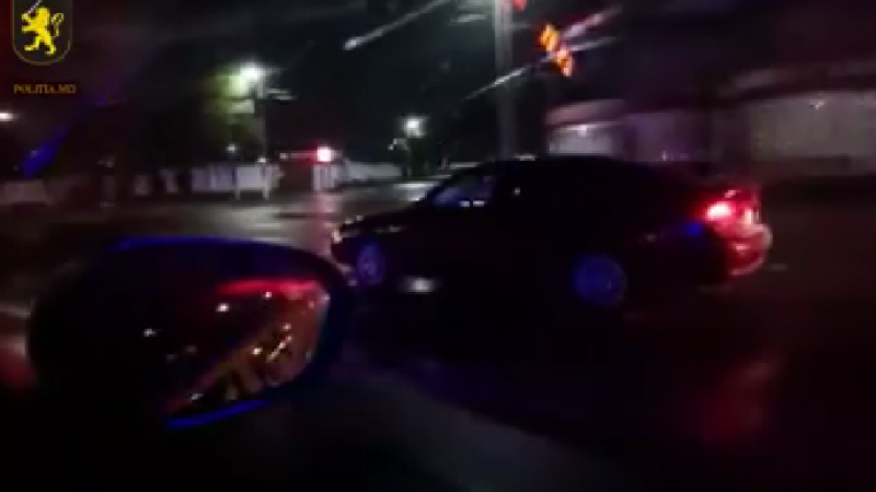 VIDEO // S-a crezut în Need for Speed! Un tânăr a urcat beat și fără permis de conducere la volan și s-a luat la întrecere cu poliția