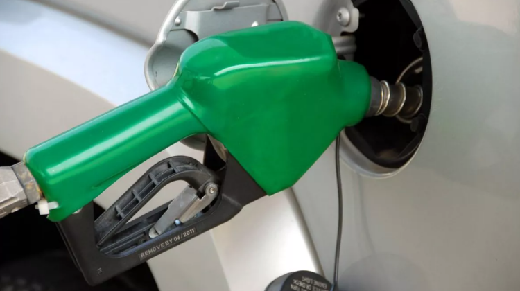 Prețul benzinei și motorinei continuă să scadă; Cu cât se vor ieftini mâine carburanții