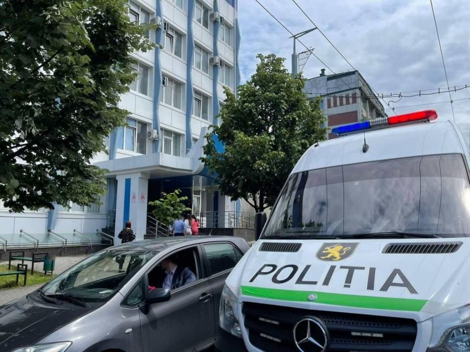 O nouă alertă falsă cu bombă la Judecătoria Chișinău cu sediul la Buiucani! Poliția încearcă să-l identifice pe autorul apelului