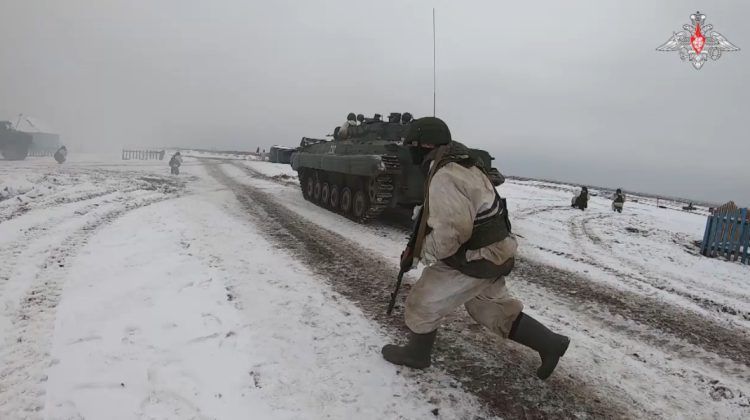 Soldații ruși participă la exerciții tactice în Belarus