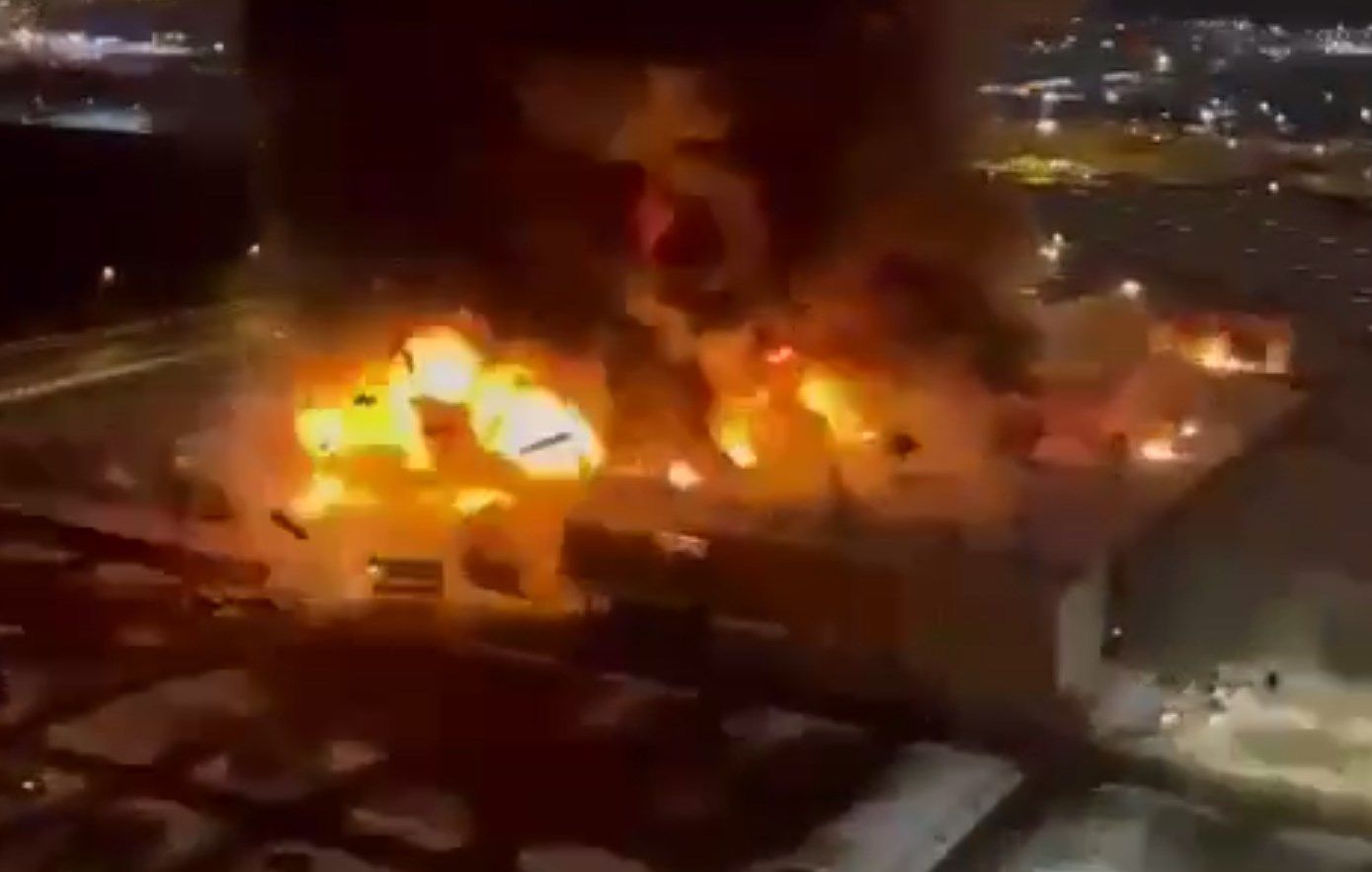 VIDEO // Incendiu de proporții la Moscova: Arde un mall întreg, în urma unor explozii
