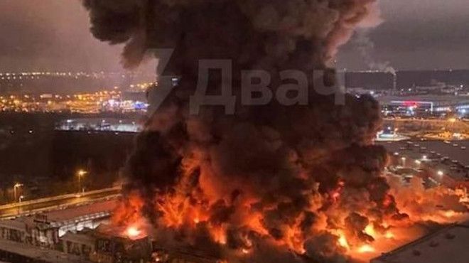 VIDEO // Incendiu de proporții la Moscova: Arde un mall întreg, în urma unor explozii