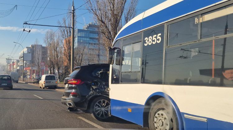 VIDEO. Accident în Chișinău. Un automobil cu numere ucrainene, boțit de un troleibuz