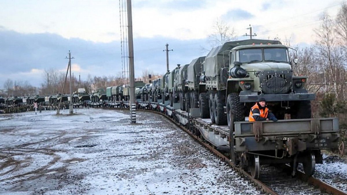 Un tren cu soldați ruși și echipamente de război a sosit în Belarus, iar Lukașenko a vizitat o bază militară