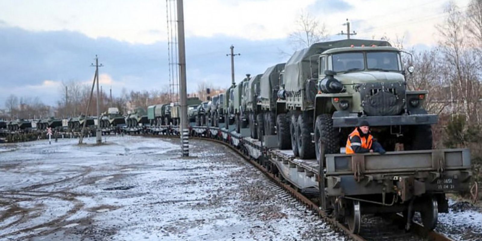 Un tren cu soldați ruși și echipamente de război a sosit în Belarus, iar Lukașenko a vizitat o bază militară