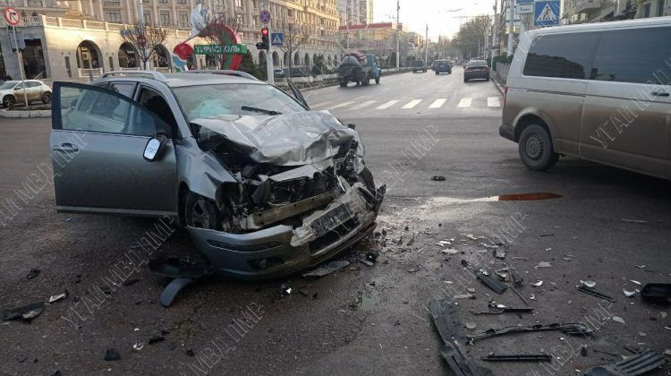 Accident violent la Tiraspol: Momentul în care două mașini se lovesc frontal, într-o intersecție