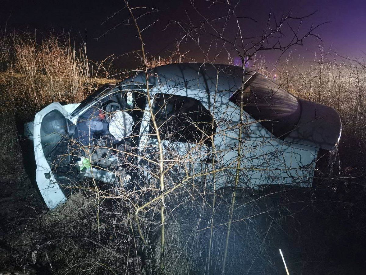 Alcoolul, patima șoferilor. Un bărbat și soția acestuia au fost transportați la spital după un accident provocat în stare de ebrietate