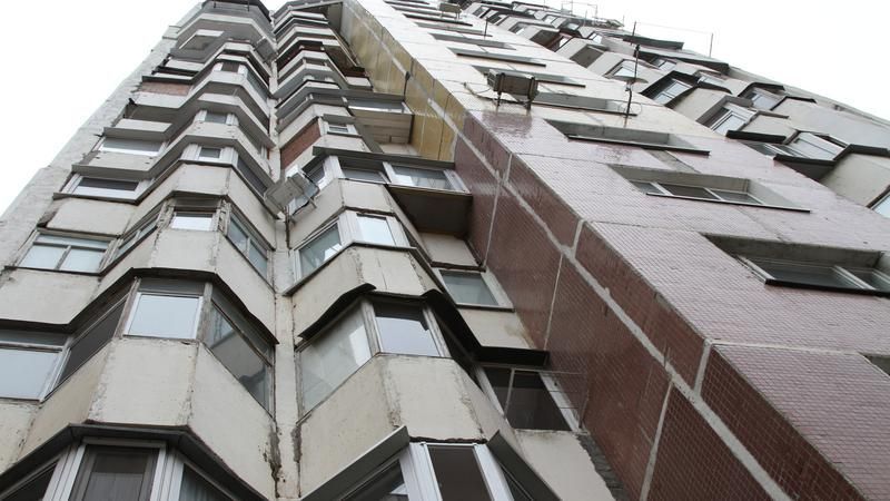 Un bărbat a murit, după ce s-ar fi aruncat de la etajul 7 al unui bloc din capitală