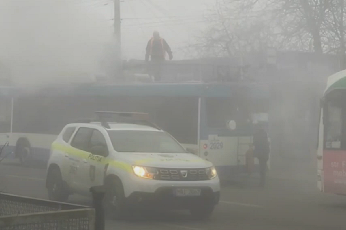 VIDEO // Incendiu în Bălți! Un troleibuz cu pasageri a luat foc din mers