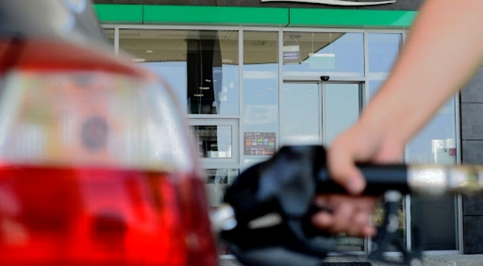 Carburanții s-au scumpit din nou. Cât vor costa un litru de benzină și motorină în acest weekend