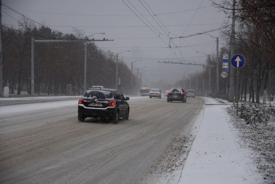Atenție, șoferi! În mai multe regiunii din țară se circulă în condiții de iarnă. Poliția recomandă maximă prudență în trafic