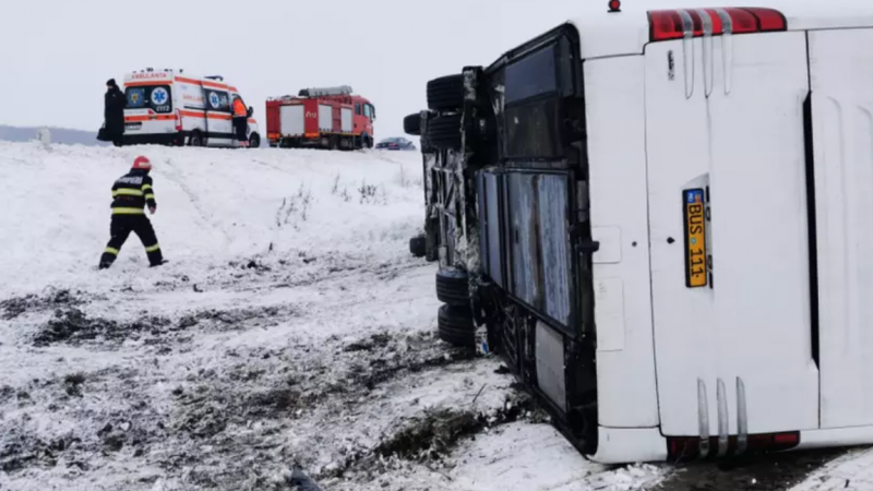 Un autocar în care se aflau opt persoane din R. Moldova, implicat într-un accident în România. Trei pasageri au avut de suferit