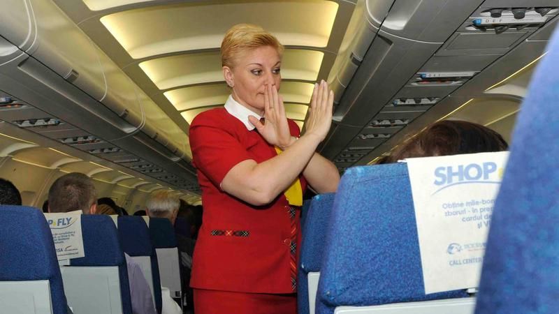 Un scandal la bordul unui avion de pe cursa Londra-Chișinău l-a costat 2 ani și 6 luni de închisoare pe un moldovean