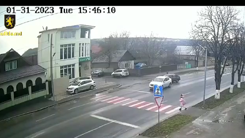VIDEO Un șofer își bate joc de poliția din Orhei. A lovit mașina oamenilor legii și a dat bir cu fugiții