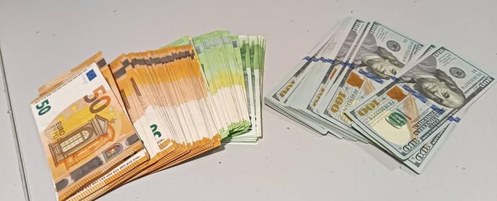 Dolari și euro nedeclarați, depistați în bagajul unui străin la AIC