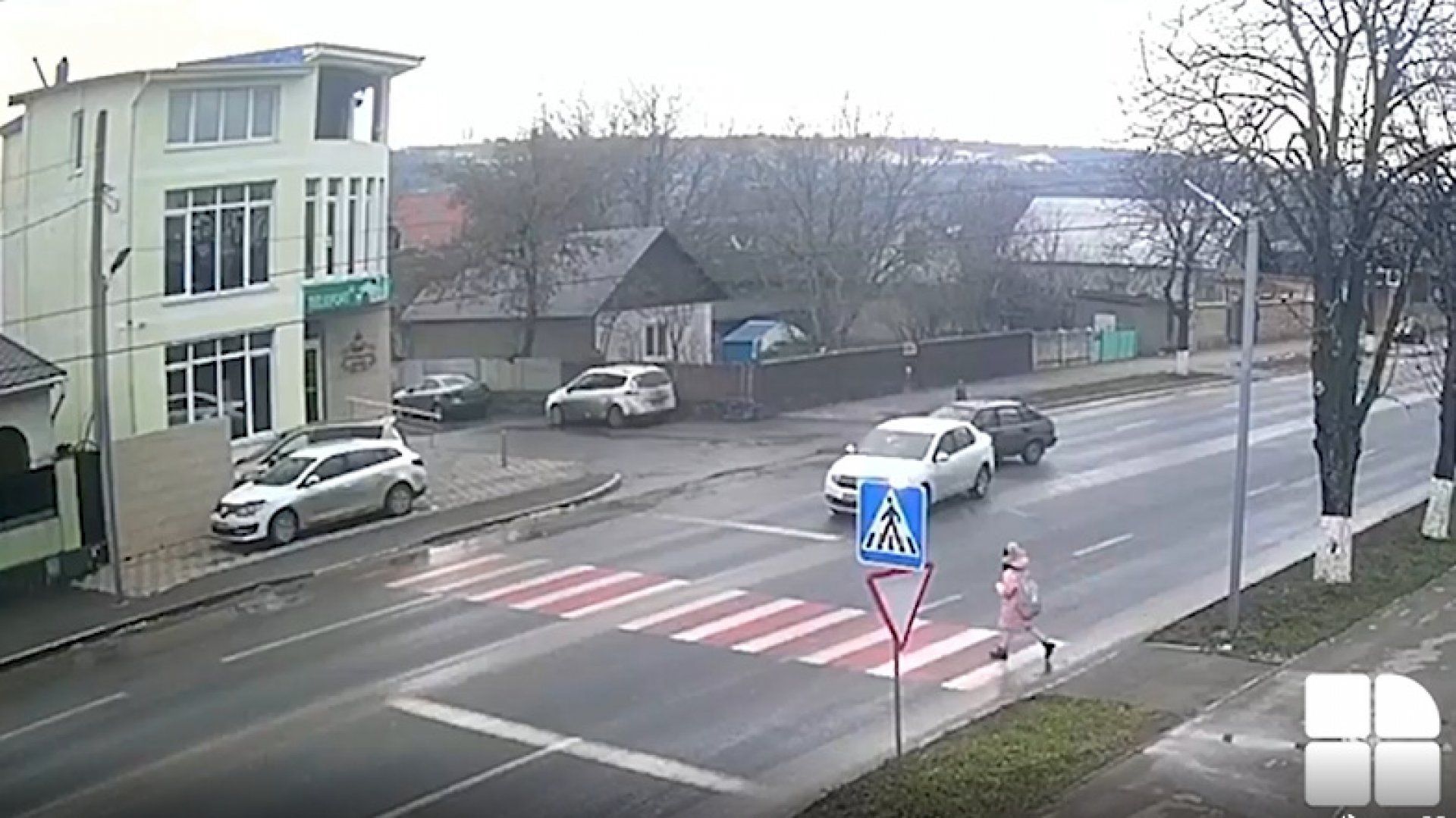 VIDEO Un șofer își bate joc de poliția din Orhei. A lovit mașina oamenilor legii și a dat bir cu fugiții