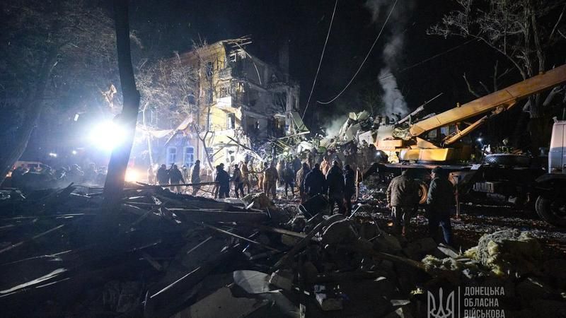 FOTO // Război în Ucraina: 3 morți și 8 răniți, după ce rușii au bombardat azi-noapte un bloc de locuințe la Kramatorsk