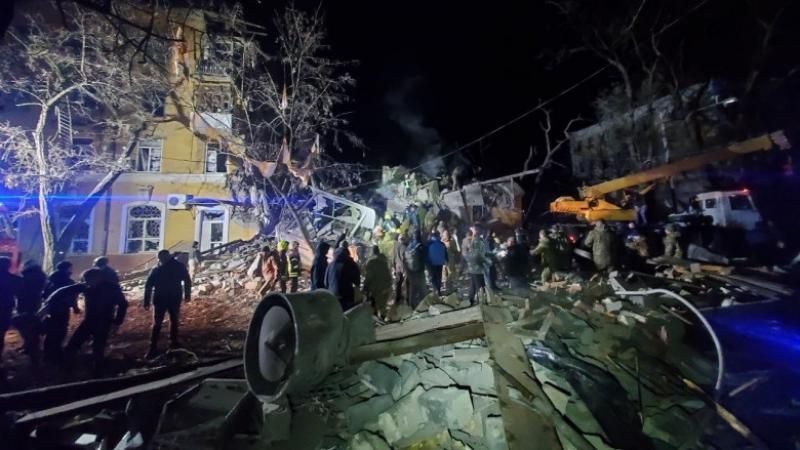FOTO // Război în Ucraina: 3 morți și 8 răniți, după ce rușii au bombardat azi-noapte un bloc de locuințe la Kramatorsk