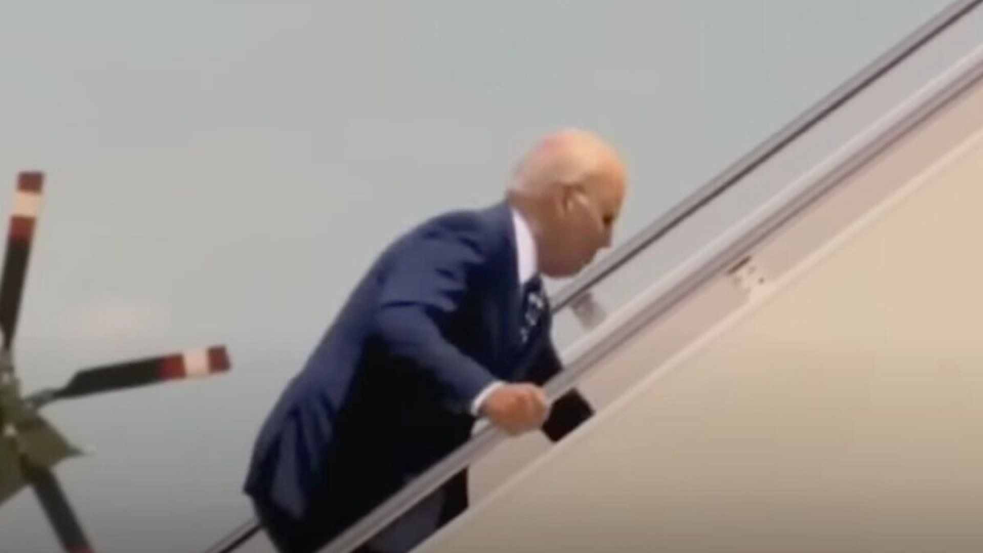 VIDEO Biden s-a împiedicat pe scările avionului cu care a decolat din Varșovia. Internauții râd: LEGENDAR