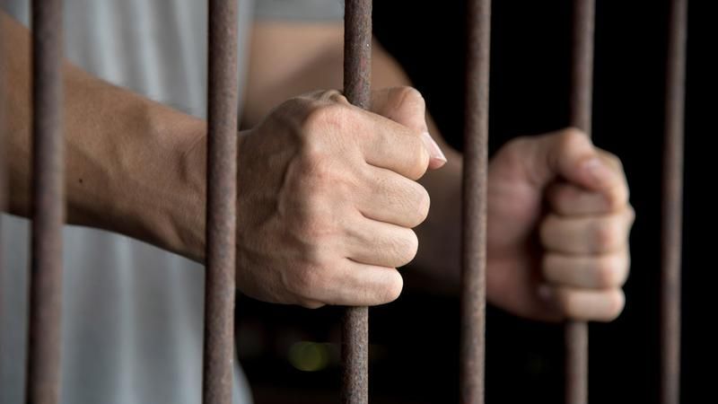 25 de ani de închisoare pentru un profesor din Edineț: A comis 23 de infracțiuni sexuale