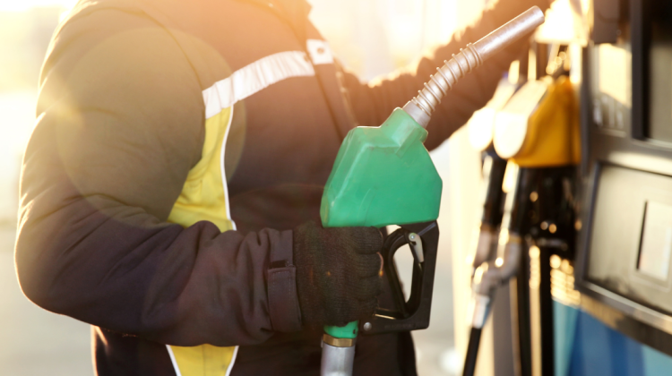 ANRE a aprobat noi tarife la carburanți: Un litru de motorină, mai scump cu 3 bani