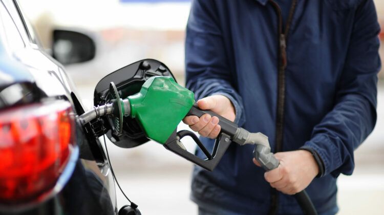 Pentru prima dată în ultimele 12 luni, prețul la motorină scade sub 22 lei pentru un litru; Cât va costa benzina